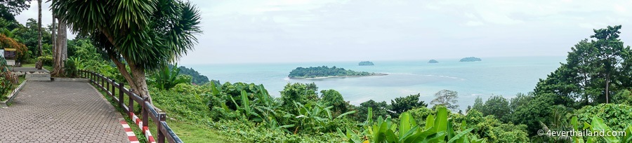 Aussichtspunkt mit Blick auf eine Insel