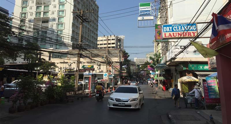 Straße in Bangkok mit vielen Häusern