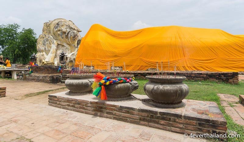 liegender buddha mit orangen tüchern