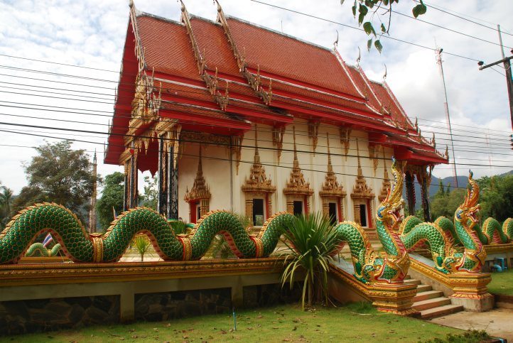 tempel mit roten dach und drache