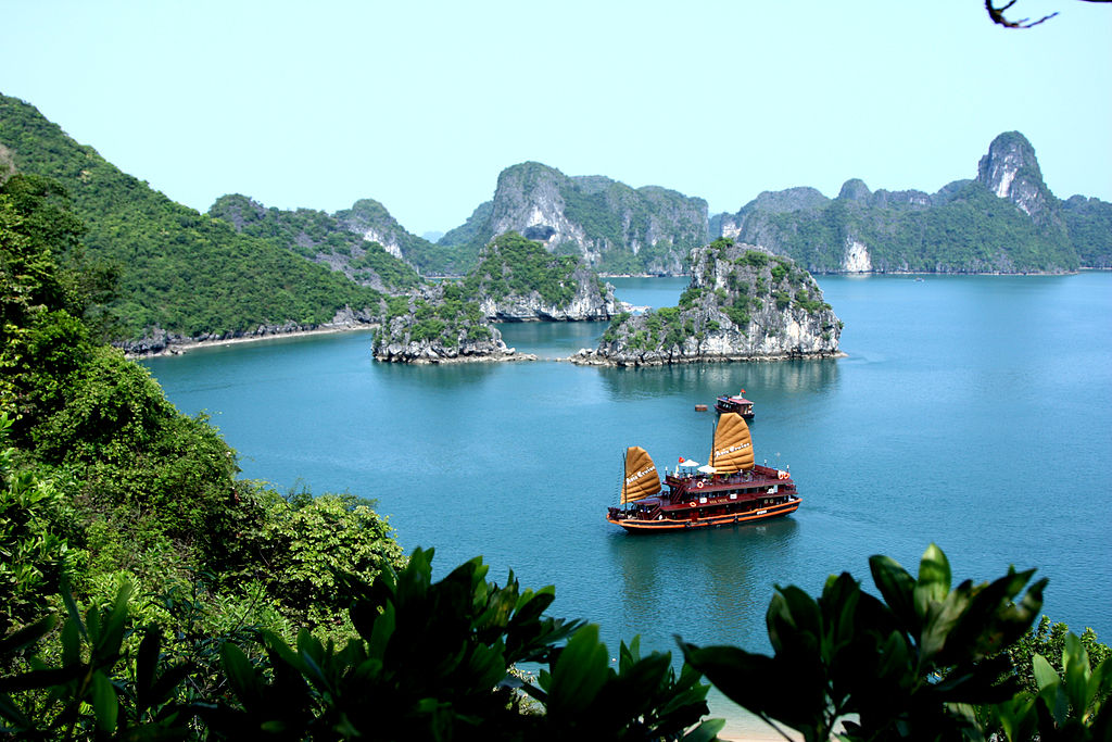 1024px-asia_cruise_junk_in_halong_bay