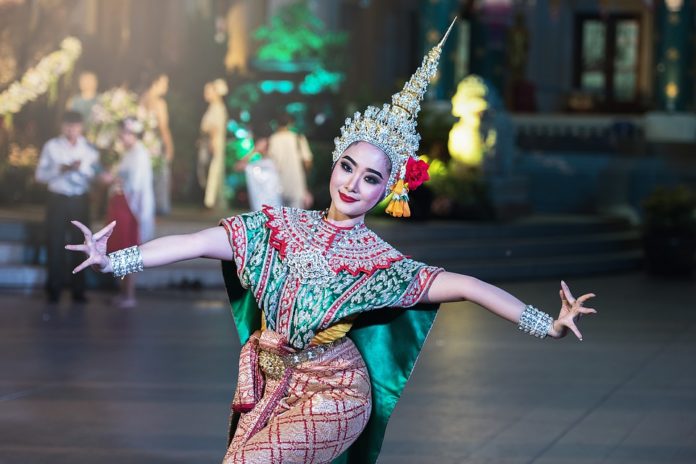 Thailändische Frau in traditionellen Gewand